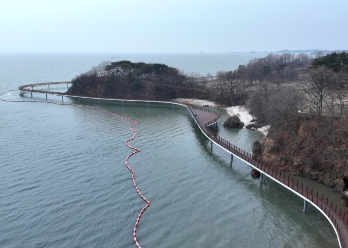화성 황금해안길 해상 데크 전경
