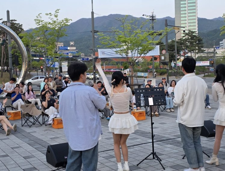 원주 혁신도시 문화미식회 버스킹 공연 현장