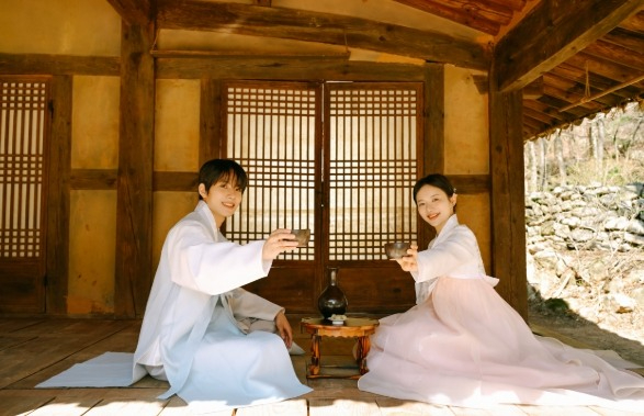 문경새재 한복 체험에 참여한 관광객 모습