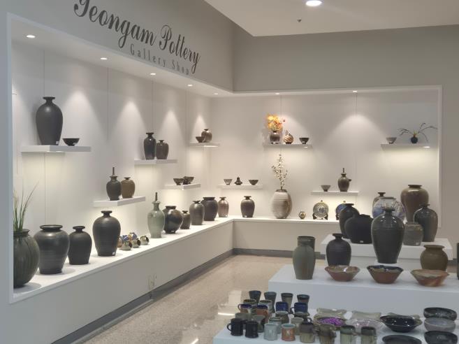 영암 도기박물관 전시 공간과 다양한 도기 작품 모습