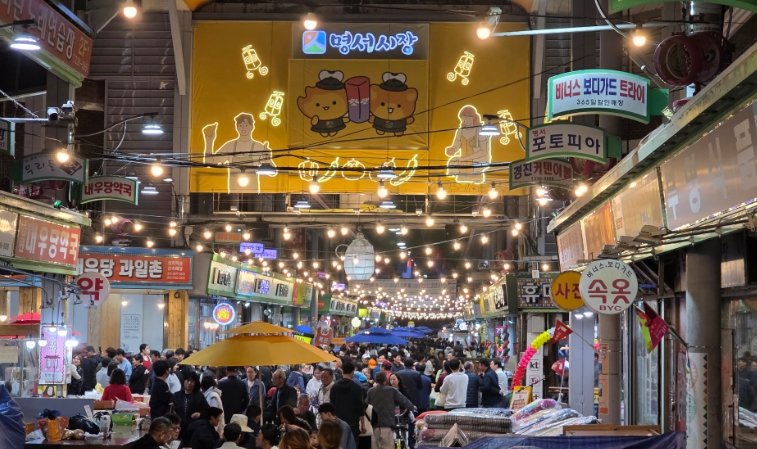 창원시, 명서시장 호롱불 야시장 운영, 진해군항제 연계 야간 관광 인기