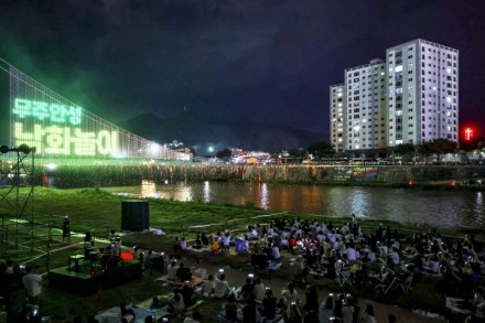 무주군, 남대천 야간경관시설 정상 가동, 산골영화제·여름 관광객 맞이