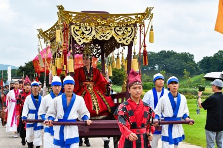 경주시, ‘신라 선덕여왕 행차’ 11월까지 운영, 첨성대서 만나는 왕실 문화체험