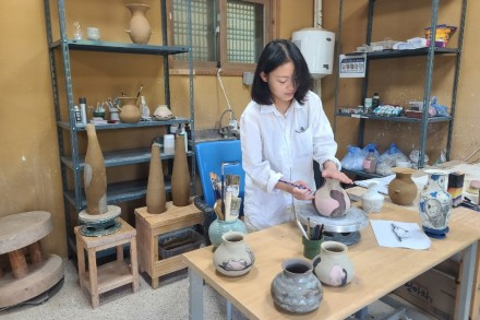 고흥군, 분청문화박물관 이예린 작가 입주 활동 본격화, 전통 분청사기 현대적 재해석