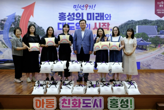 홍성군, 신생아용 '무럭무럭 꾸러미' 전달, 재봉봉사단 정성 담은 출산 응원