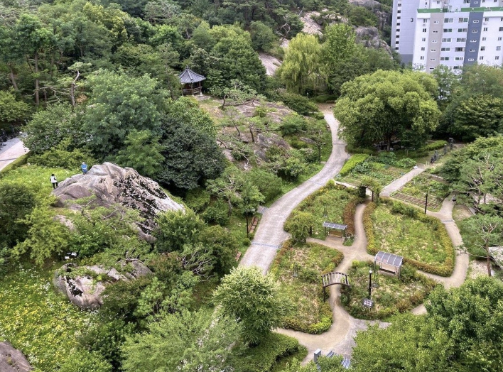 서울 서대문구, 백련근린공원 전면 정비 완료, 생태연못·산책로 새단장