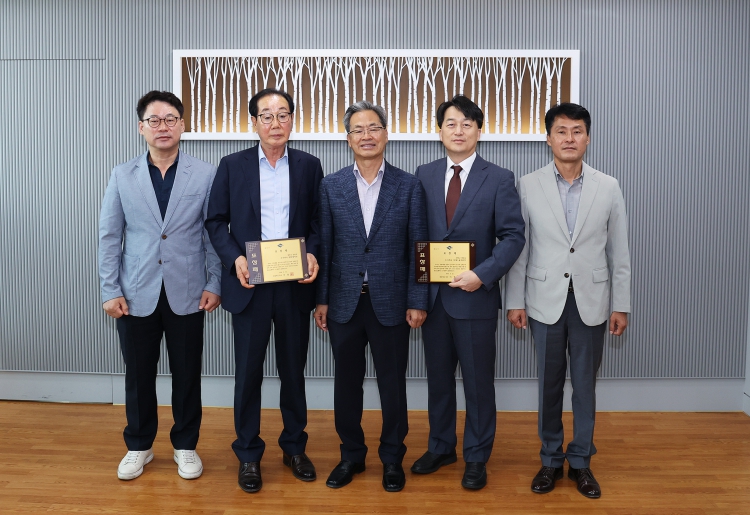 영양군, ㈜지에스풍력발전·㈜영양레미콘에 도지사 표창패 전달, 지방세 성실납세 문화 확산