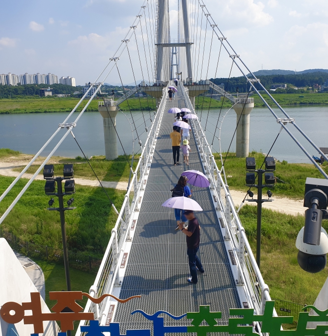 여주시, 남한강 출렁다리 컬러 우산 대여 서비스 운영, 여주 농특산물 색상으로 계절 경관 연출