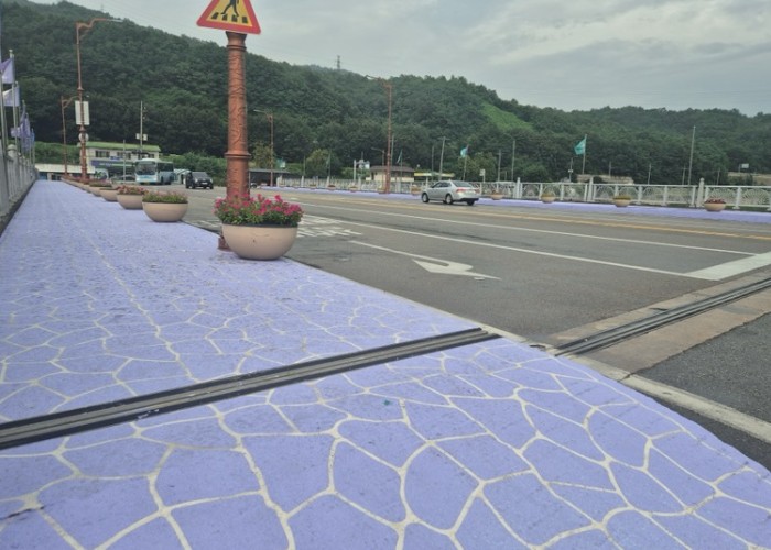 동해시, 무릉계곡 관문 삼화교 새 단장, 보라색 보행로와 LED 경관조명으로 관광 진입경관 개선