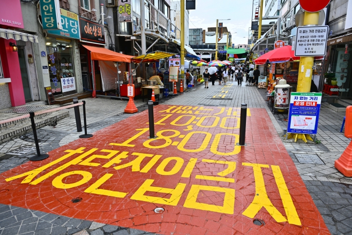 속초시, 속초관광수산시장 차 없는 거리 한 달, 차량 통행 89% 감소·보행환경 개선